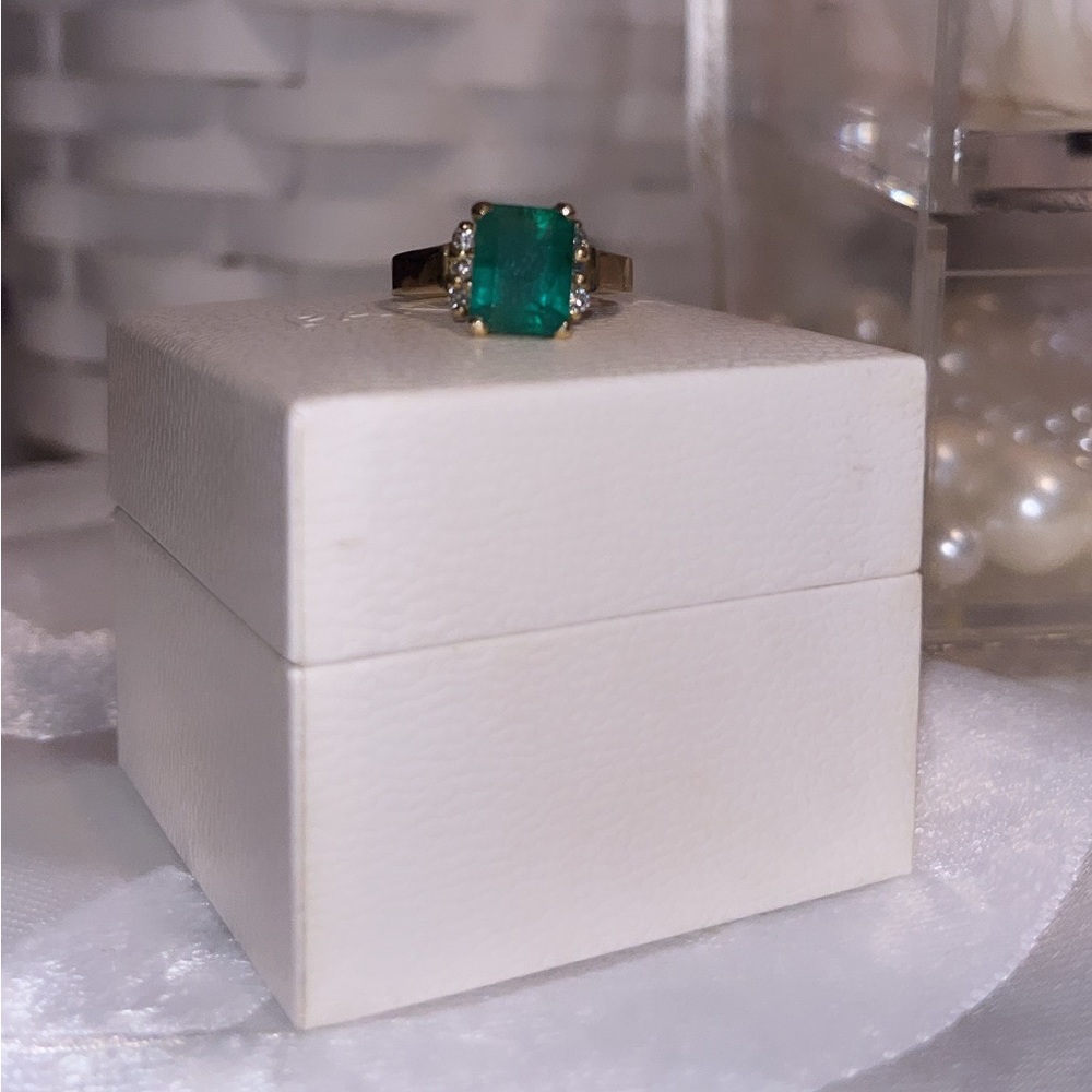 14 Karat Yellow Gold Ring 4.4  mm trap cut Emerald estimated weigh 2.0 carat.